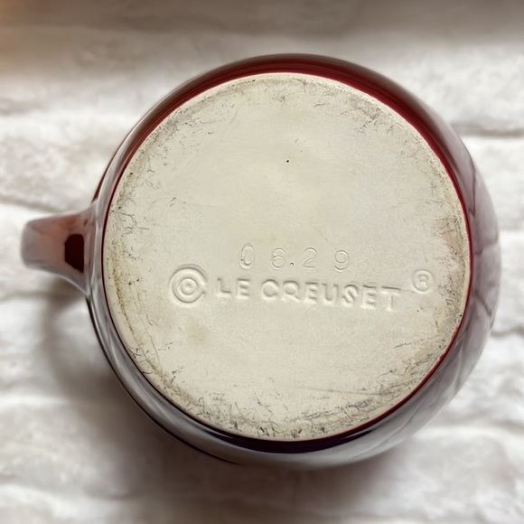 Le Creuset 9” dark red pitcher - Picture 4 of 8